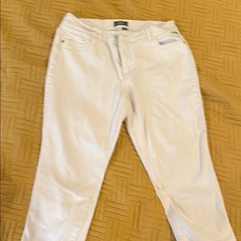 Chico's White Ankle Cropped Pants